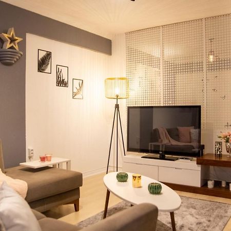 Amazing Flat Near The Coast With A Delightful Shared Terrace Close To Public Transportation In Karsiyaka Izmir Bagian luar foto